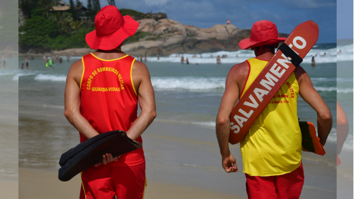 Banhistas são resgatados após serem arrastados por correnteza em praia de Laguna