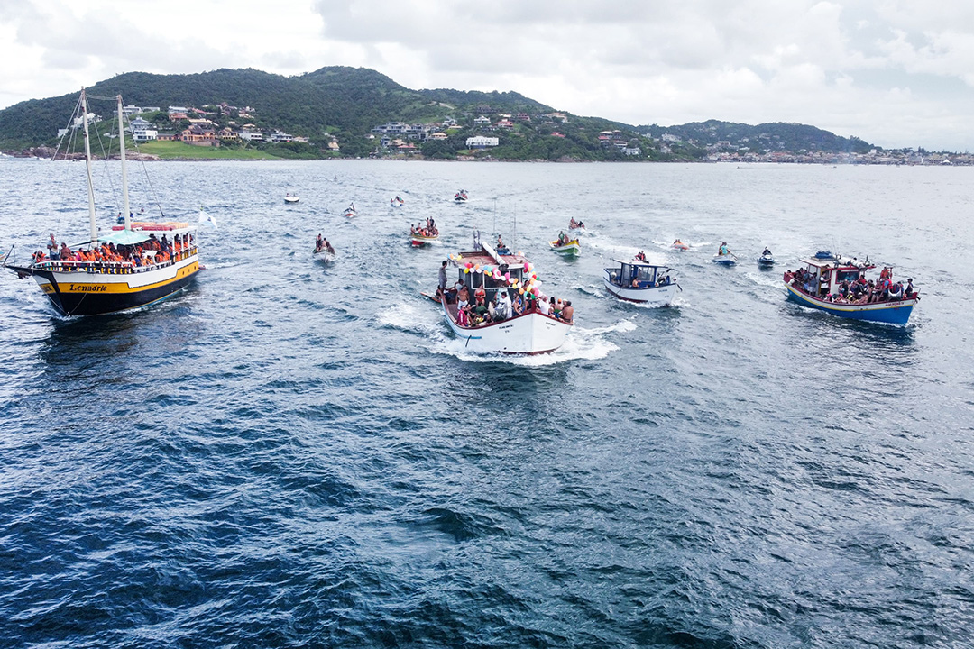 Festa de Nossa Senhora dos Navegantes: a história, o milagre, a memória fotográfica, a corrida de canoas de pescadores e a convivência entre devoções em Garopaba