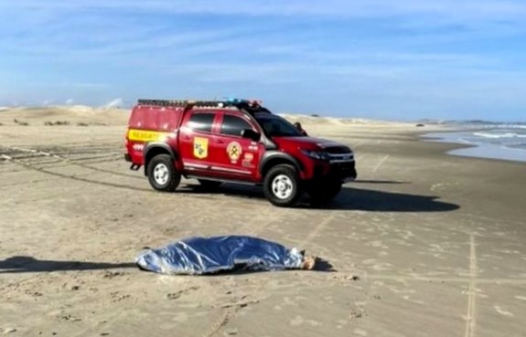 Homem morre afogado ao tentar salvar amigo de 18 anos no mar durante pescaria em Garopaba do Sul