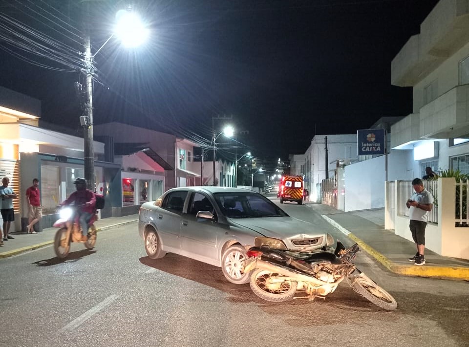 Acidente deixa motociclista ferido após colisão com carro na noite desta sexta, no Centro de Imaruí