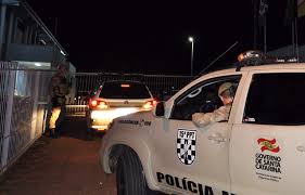 Em Imbituba, homem em prisão domiciliar desrespeita ordem de parada em área de tráfico, foge em alta velocidade e é detido pela PM