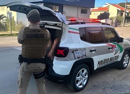 Em Imaruí, foragido é preso pela PM em pleno dia desse sábado ao tentar se esconder em comércio