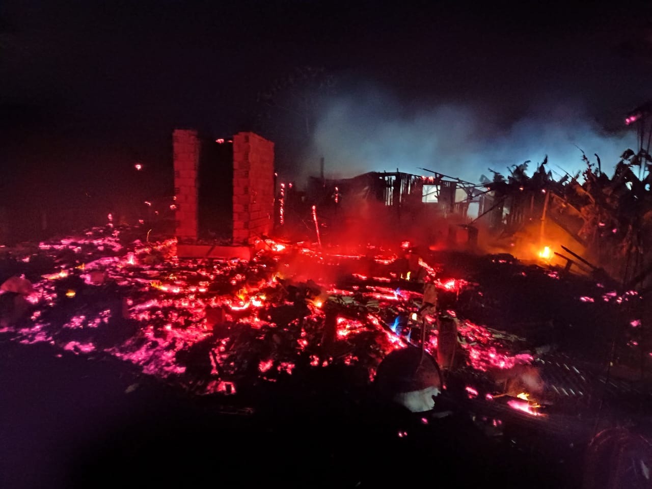 Incêndio destrói residência e mobiliza bombeiros de Imaruí e Imbituba na noite deste sábado; chamas quase atingiram outras casas