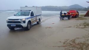 TRAGÉDIA: Idoso de 72 anos é encontrado morto em costão de praia turística de Garopaba