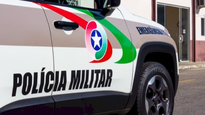 LEI MARIA DA PENHA: Mulher é agredida e ameaçada pelo ex-companheiro; homem é preso em abordagem da PM em Garopaba por não pagar pensão