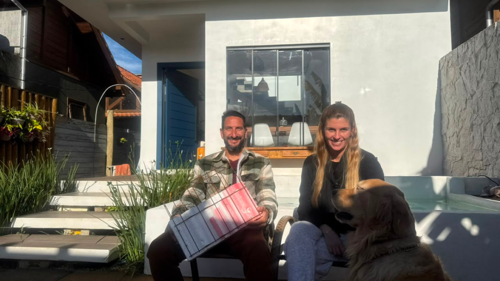 Casal viraliza nas redes com "casa de isopor" na Praia do Rosa