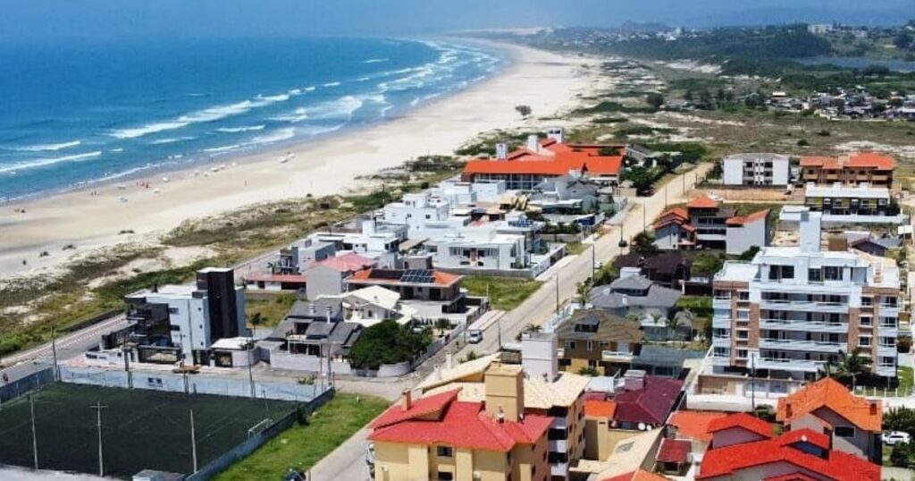 mbituba segue consolidando sua posição como um dos principais destinos turísticos de Santa Catarina. Dados divulgados pela Federação do Comércio de Bens, Serviços e Turismo de Santa Catarina (Fecomércio-SC) colocam o município na liderança entre todas as cidades litorâneas