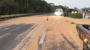 TRÂNSITO: Carreta tomba na BR-101 e deixa faixa interditada em Paulo Lopes por aproximadamente três horas