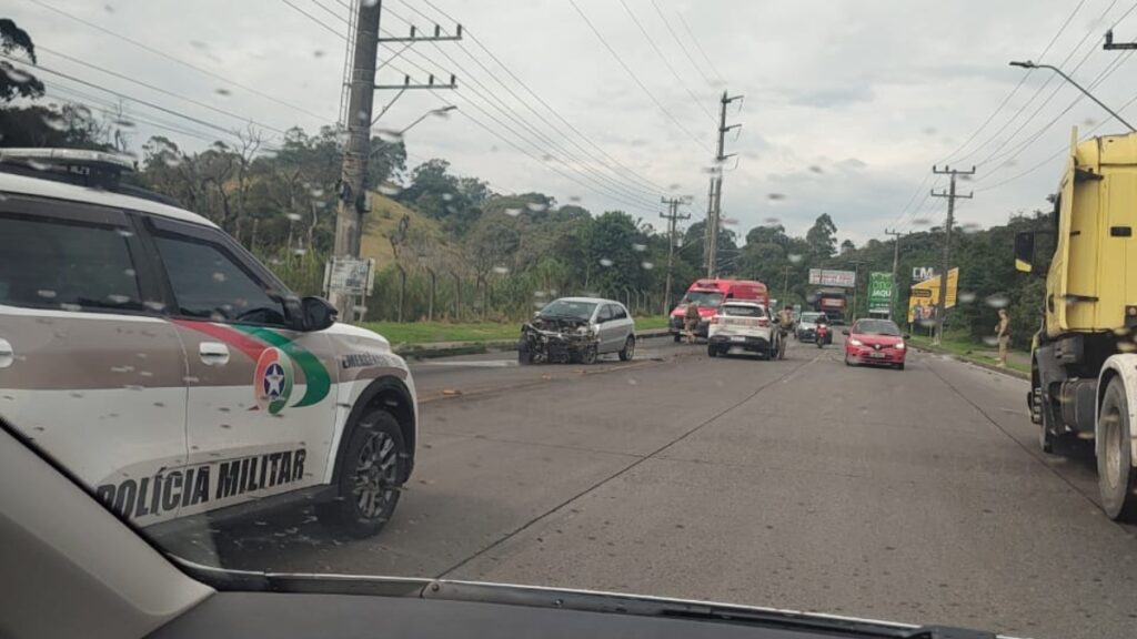 Acidente entre caminhão e carro em Imbituba