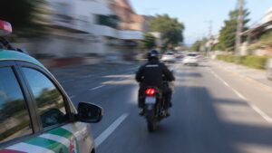 Adolescente é apreendido após fugir da polícia com motocicleta de identificação adulterada em Imbituba