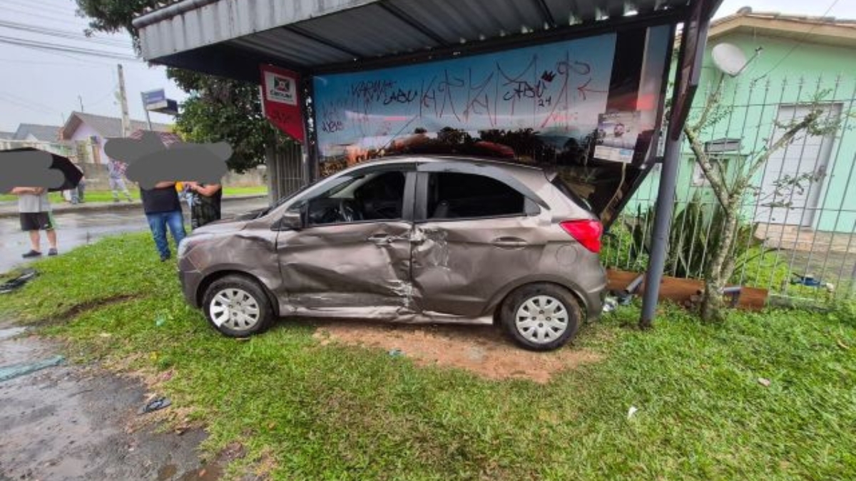 carro atinge ponto de ônibus