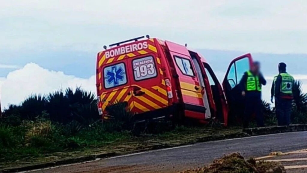 viatura do Corpo de Bombeiros sai da pista em Laguna (1)