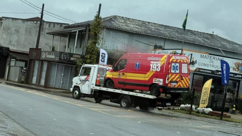viatura do Corpo de Bombeiros sai da pista em Laguna