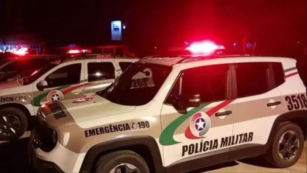 adolescente dirigindo carro