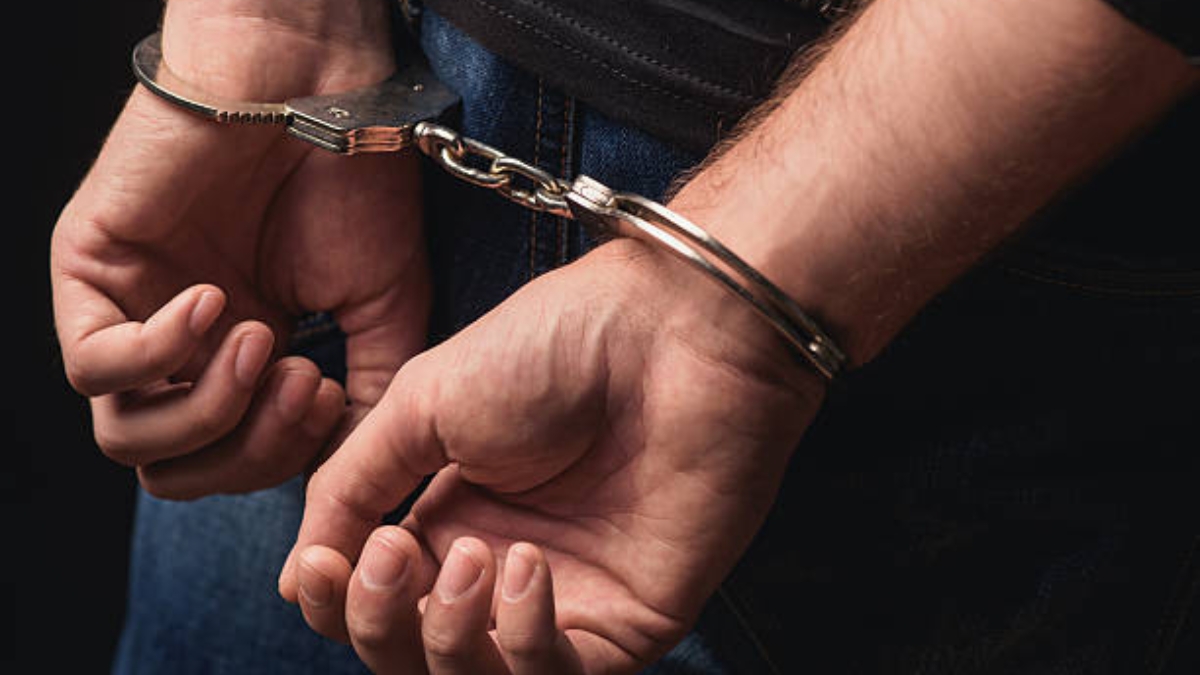 homem é preso após cumprimento de mandado